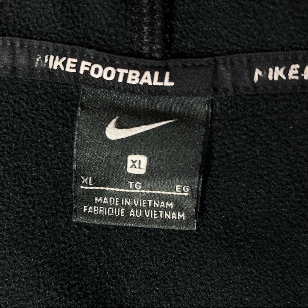 NIKE BLACK PULLOVER HOODIE WITH POCKETS FOOTBALL PRINT